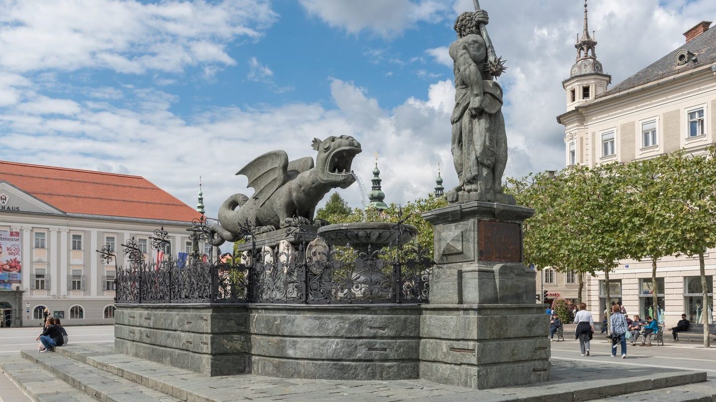 The Lindwurmbrunnen (Dragon Fountain) in Klagenfurt, Austria, showing the stone dragon sculpture with its head modeled directly on an Ice Age woolly rhinoceros skull discovered in 1335.