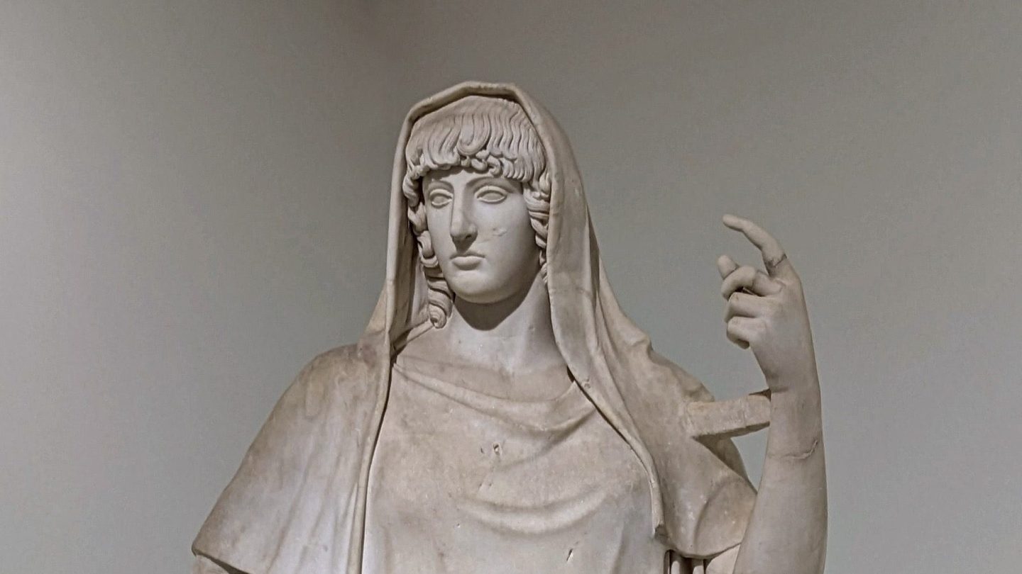 The so-called Hestia Giustiniani, a 2nd-century AD Roman marble statue of a goddess in a peplos, based on a Greek original of about 470-460 BC. Torlonia Collection, Rome.